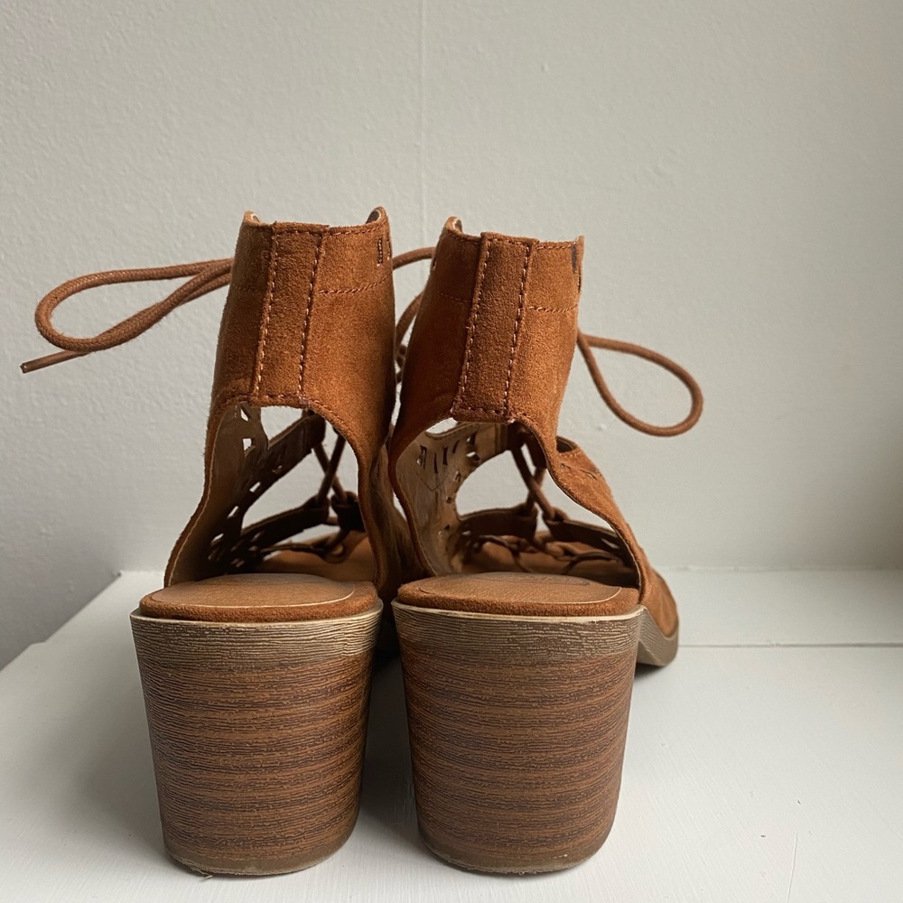 SO Furl Women’s size 6 1/2 block heel sandal - Picture 3 of 4